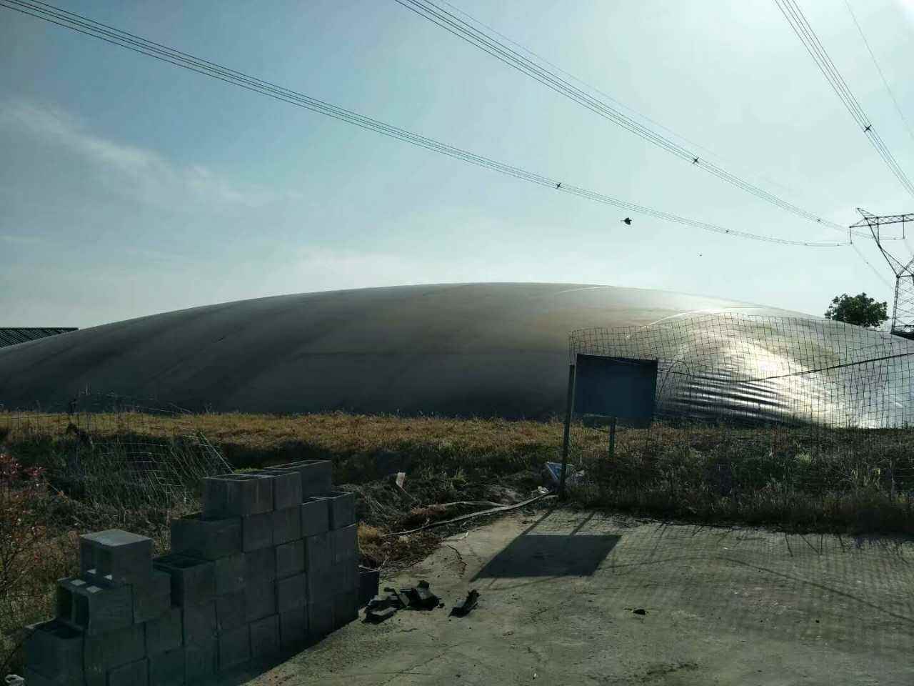 修筑完工的外圍堰鋪設(shè)土工膜表面一定要加寬嗎？